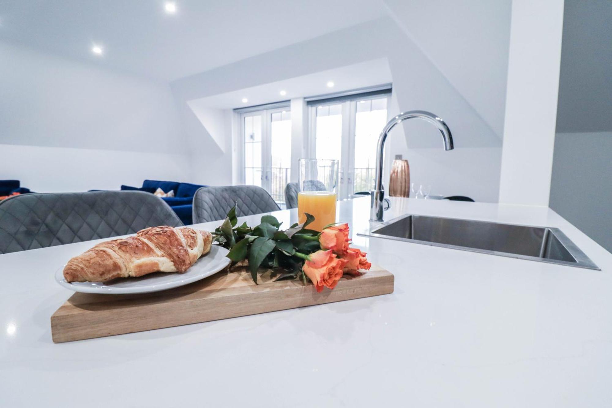 Elegant Apartments In Staines L Free Onsite Parking Staines-upon-Thames Bagian luar foto