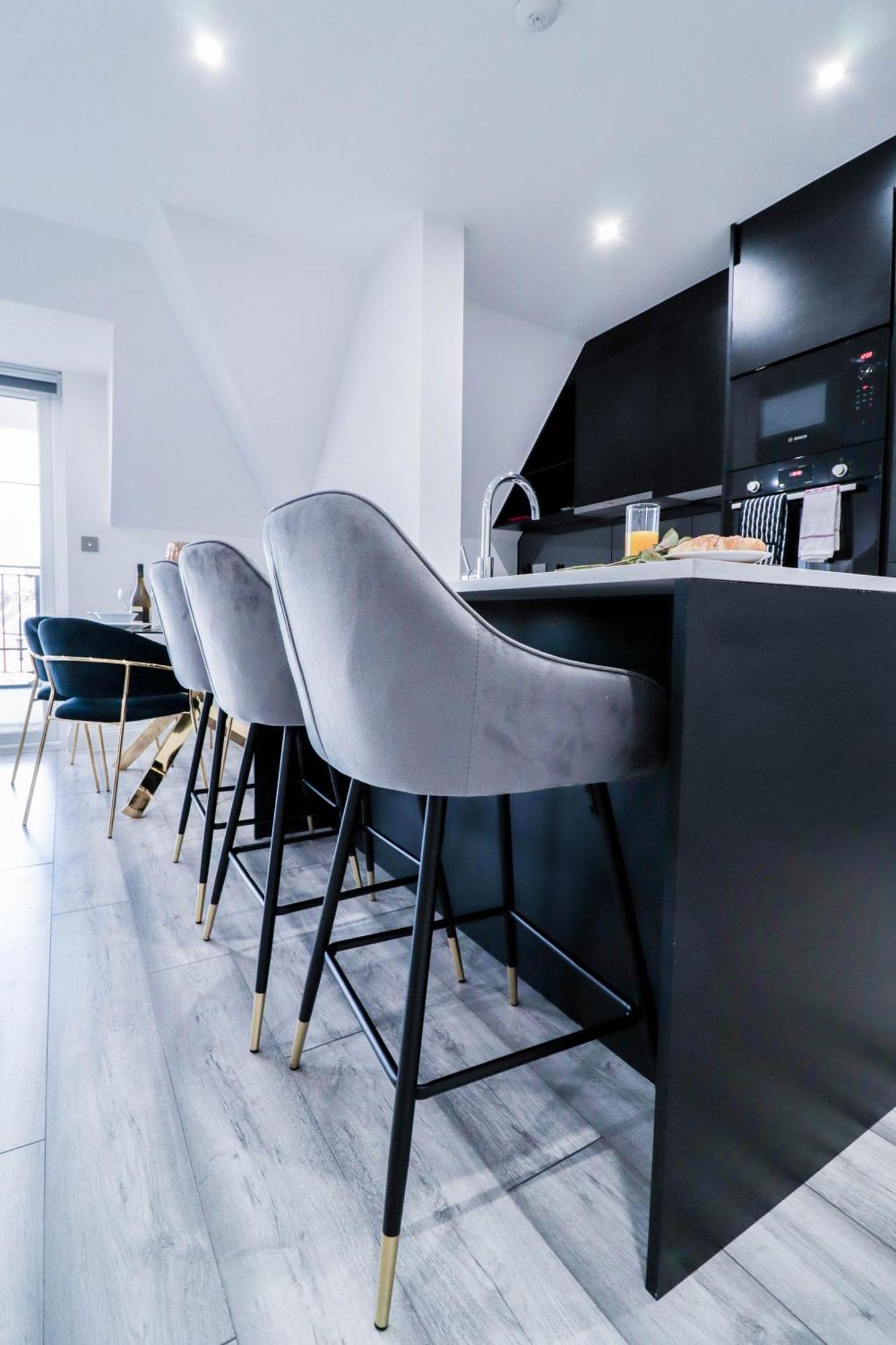 Elegant Apartments In Staines L Free Onsite Parking Staines-upon-Thames Bagian luar foto