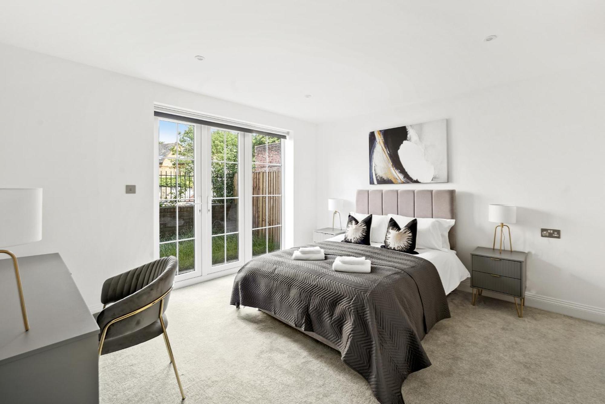 Elegant Apartments In Staines L Free Onsite Parking Staines-upon-Thames Bagian luar foto