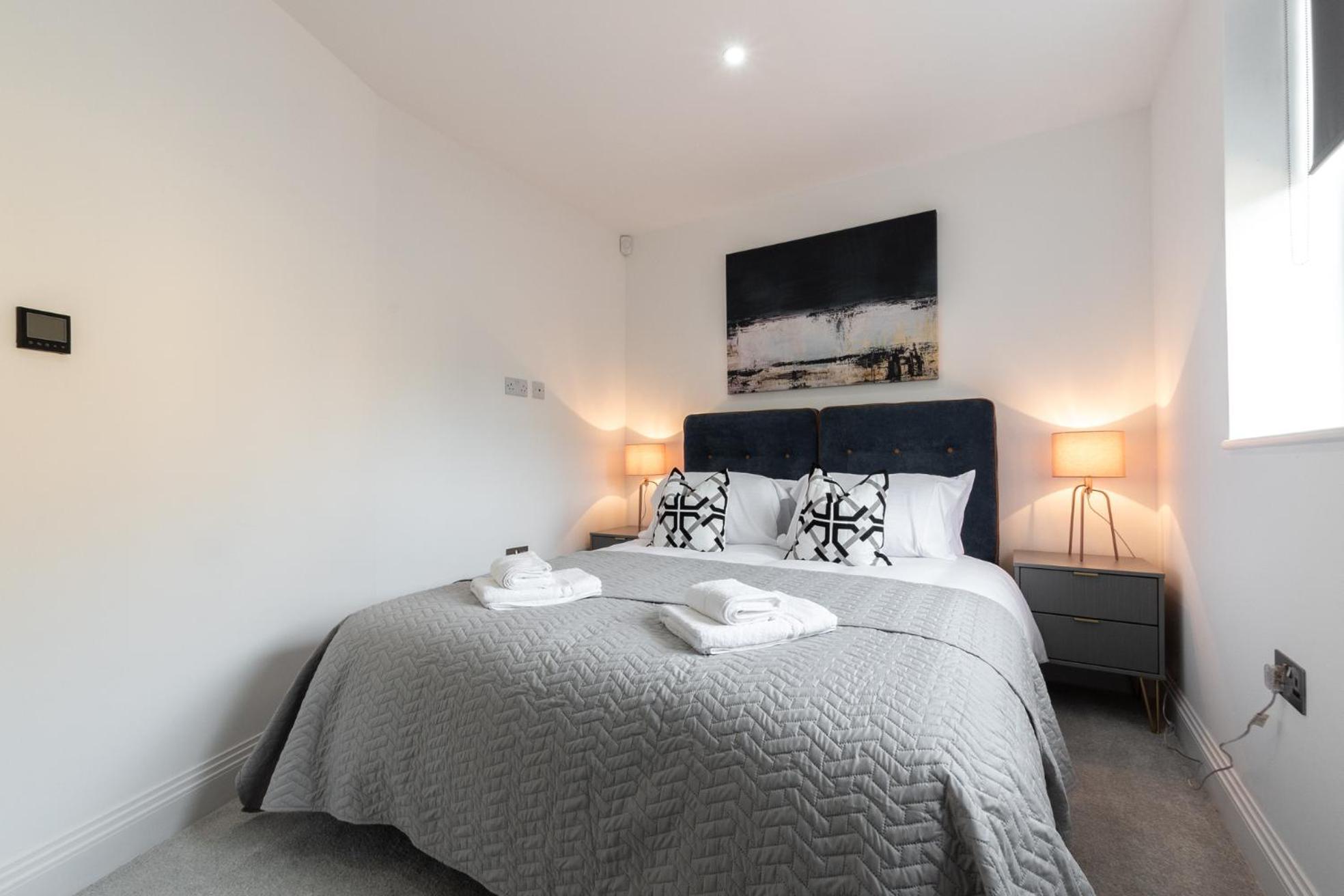 Elegant Apartments In Staines L Free Onsite Parking Staines-upon-Thames Bagian luar foto