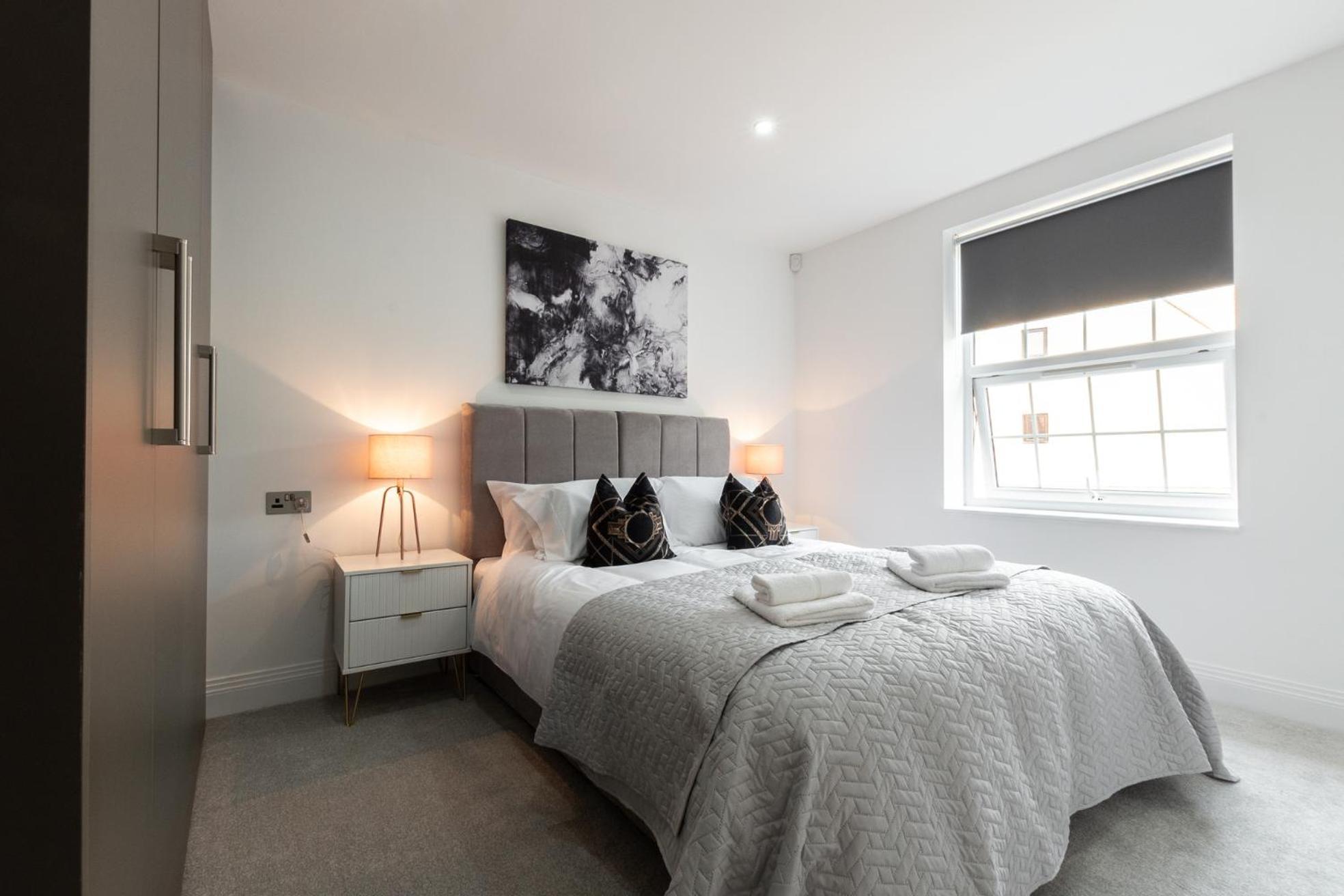 Elegant Apartments In Staines L Free Onsite Parking Staines-upon-Thames Bagian luar foto