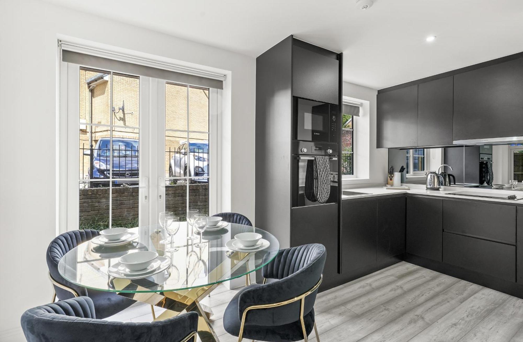 Elegant Apartments In Staines L Free Onsite Parking Staines-upon-Thames Bagian luar foto